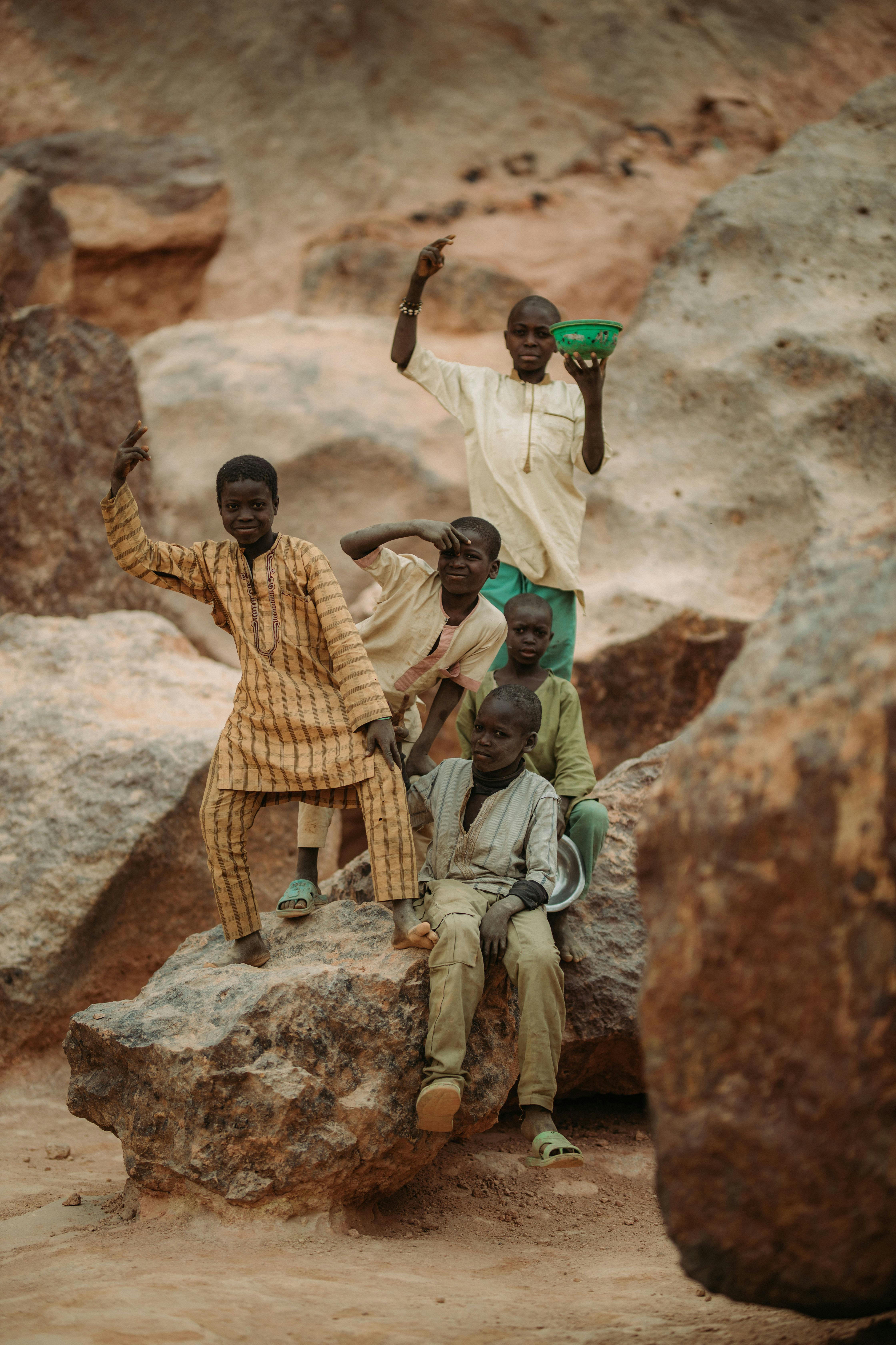 Scène de village autour d'un paysage rocheux au Tchad